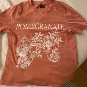 T-shirt från Gina trixig  - Säljer en t-shirt från Gina som jag använt 1-2 ggr. 