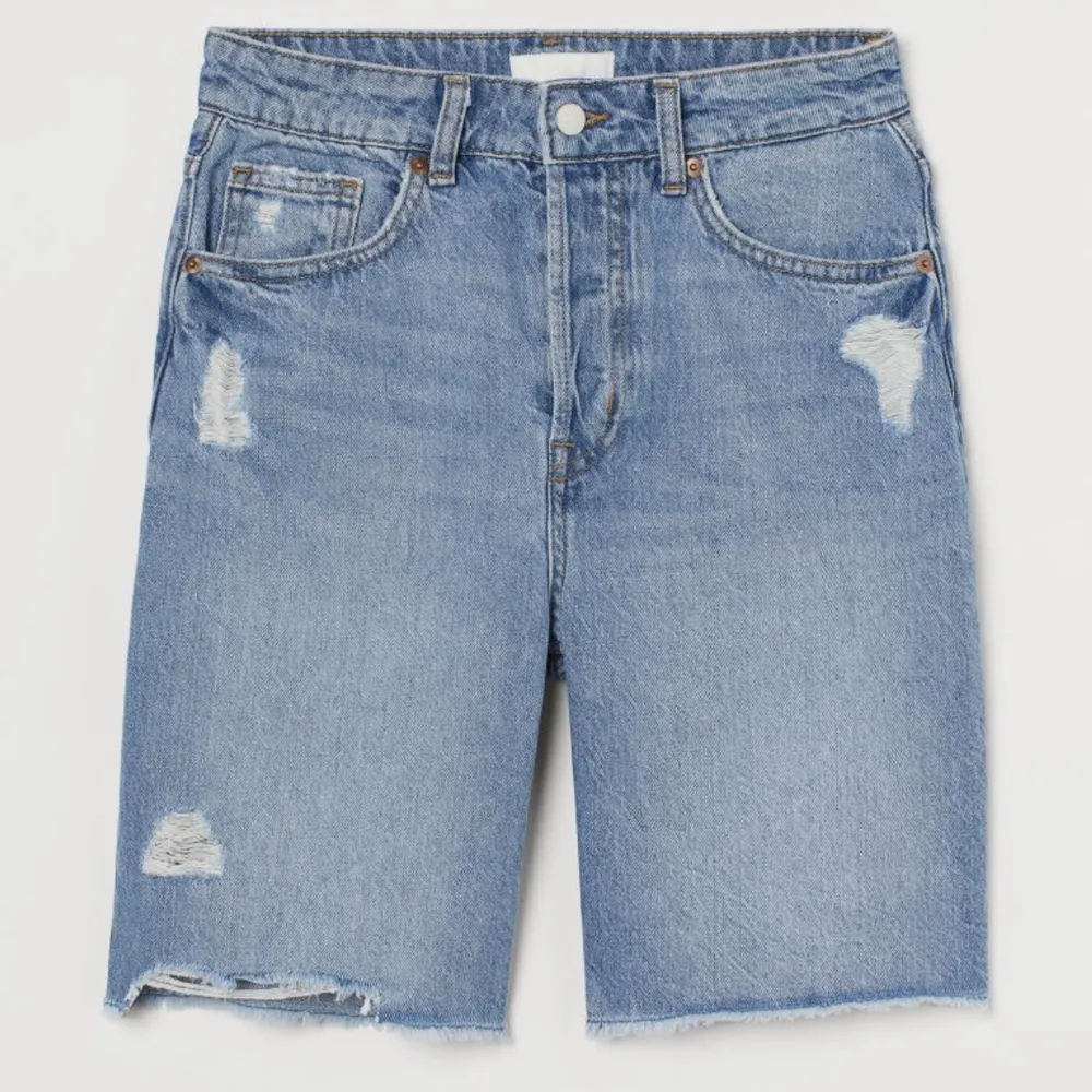 Fina jeansshorts från HM lite längre. Söta slitningar. Helt nya med prislapp . Shorts.