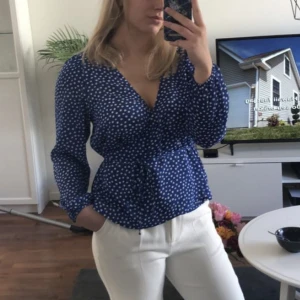 Blus - Blus från H&M, knyter i sidan. Storlek M. Använd ett fåtal gånger