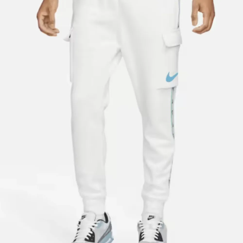Helt ny Nike dress prislapp på aldrig använd beställde i fel storlek. Hoodies.