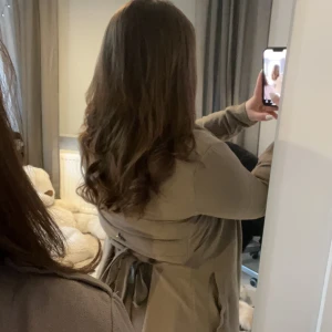 Vår kappa  - Object kappa i beige  Använd max 2 gånger, är som ny  Säljer pga fel storlek, inga fel på den Nypriset ligger på 600 kronor  Kan gå ner i pris vid snabb affär!!!  Hämtas i Genarp dock så finns det möjlighet att mötas upp i Malmö vid överenskommelse