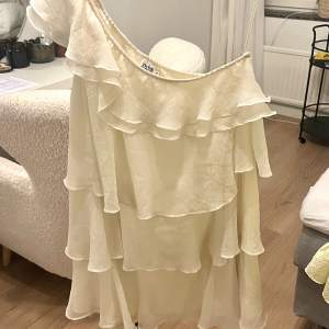 Volangklänning från Twist&tango, storlek 38 i vit/ljusbeige❤️‍🔥