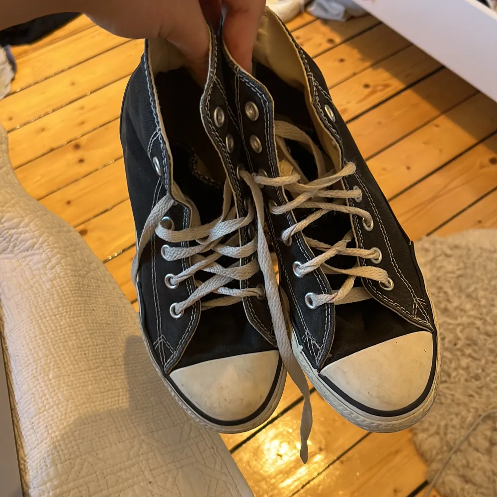 Svarta höga converse. Ganska välanvända men går att slänga in i tvättmaskinen. Står att de är storlek 34 men passar nästan mig som har 37. Skor.