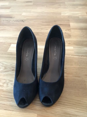 Klackskor - Svarta klackskor av märket Tamaris, storlek 41