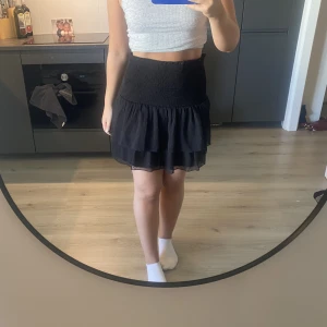 Svart kjol  - Passar även 36