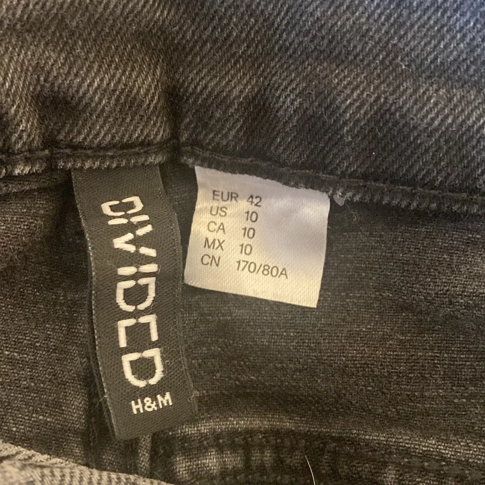Säljer nu mina fina jeans från H&M, dem har använts max tre gånger. Extremt fint skick. Säljer dem för att de har blivit för små och dem är en aning korta för mig som är 175. Storlek 42 och jag tycker dem är sanna i storleken. Köpte för 250 kr.. Jeans & Byxor.