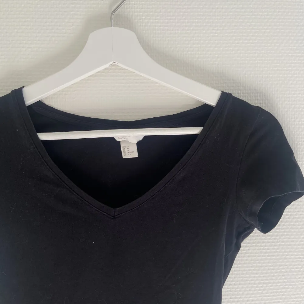 En helt vanlig basic kortärmad tröja som alltid ska finnas i garderoben!⚡️V ringad och verkligen supersnygg på!🫶🏼 (finns inte i sortimentet längre). T-shirts.