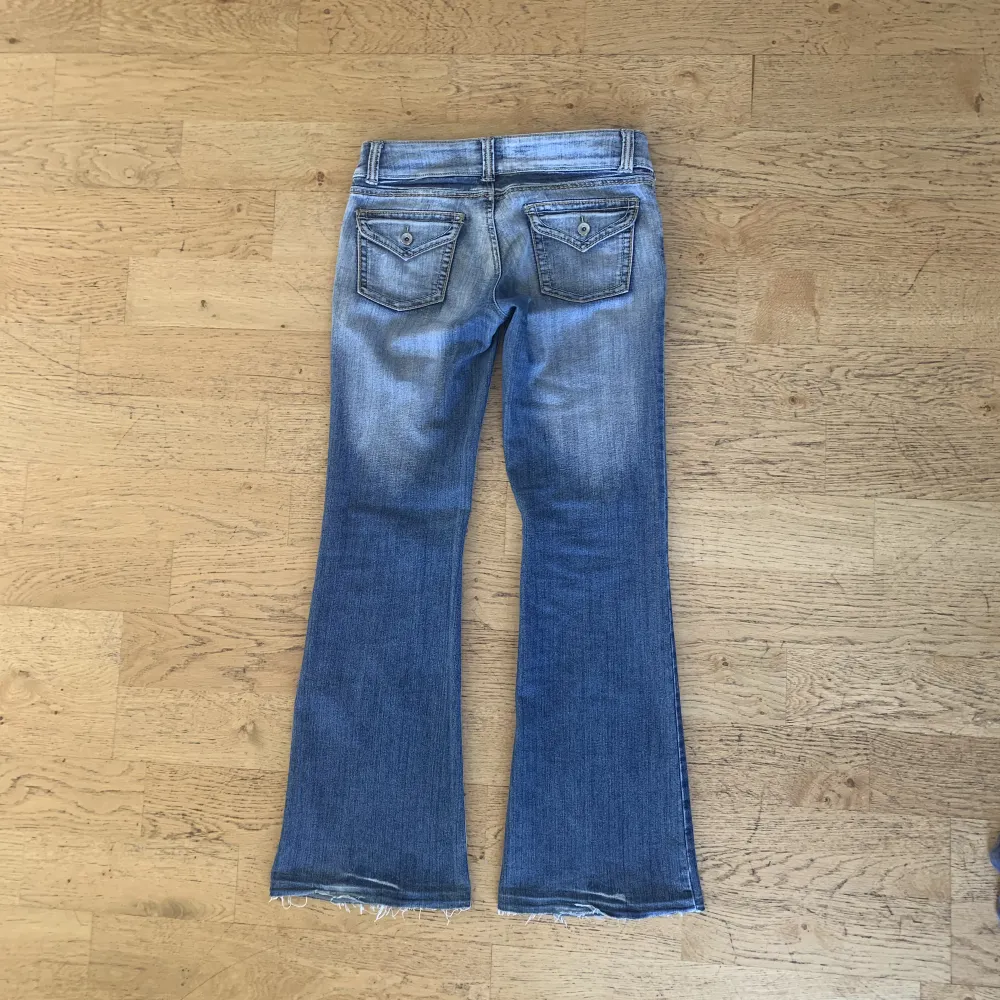 Jättefina bootcut jeans, med coola detaljer på bak och framfickor! Najs wash! MÅTT: midja 77 cm (lite stretch) , innerben 81 cm, jag är 177 cm lång❣️. Jeans & Byxor.