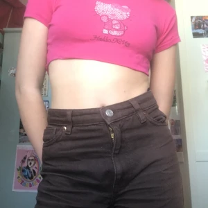 Hellokitty tröja - Säljer denna fina hellokitty tröja💕 den finns inte att köpa någonstans tror jag❤️ har gjort den själv till en magtröja så den ser lite konstig ut innuti men inget man märker av att kolla utanpå💕 (därpå priset)