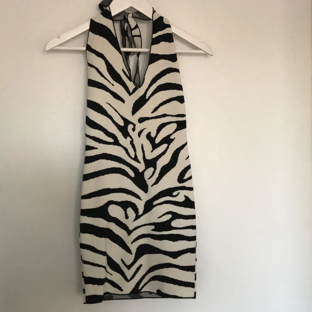 Zebra klänning ifrån Gina Tricot! . Klänningar.