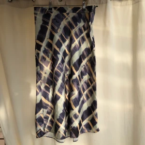 Rutig sidenkjol - Sidekjol från HM storlek 40