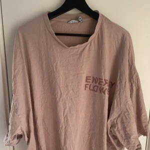 Röd/rosa t-shirt med tryck - Röd/rosa t-shirt med tryck.  Bekvöm att ha på sig