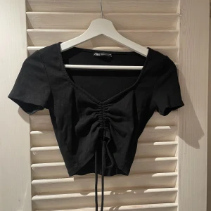Festtopp  - Festtopp från Zara. Använd en gång. Storlek M men sitter som en XS!
