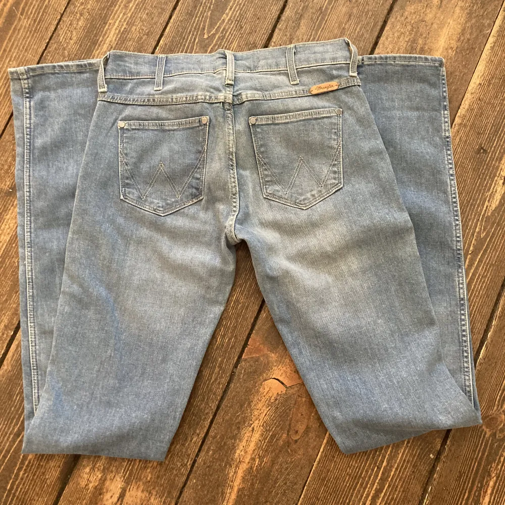 Så snygga low waist jeans från märket Wrangler som är raka i benen. Helt nya men tyvärr för små på mig😩Storlek 32/34. Köpta för 990kr säljer för 550kr. Buda eller köp ditekt⭐️🫶🏼. Jeans & Byxor.