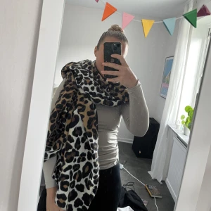 Leopard halsduk - Perfekta halsduken, den är så mjuk och stor. Fint leopardmönster 🐆   Köpt för 499kr, säljer pga flytt och rensning 