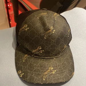 Gucci keps limited edition  - Hej säljer min gucci keps som inte används längre finnas att hämta i Uppsala och Stockholm ! Kom privat.  för fler bilder pris kan även sänkas vid snabb affär. Tar emot byten också👍. Lappen där inne är borta så kan gå ner i pris för de!