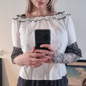 Zara topp - Zara topp i medium, för liten för mig. Lite tight runt armarna, aldrig använd förutom nu för bildens skull.