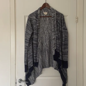 Kofta DKNY - Sparsamt använd. Köpt för över 20 år sedan i Amsterdam. Tunnstickad