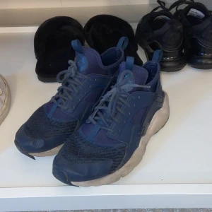Nike Huarache - Blå Nike Air Huarache i storlek 38. väldigt sköna skor, använda och har en liten lös flärp som går att limma! (vilket syns på 3de bilden) Vid frågor kontakta (kan gå ner i pris för defekten)😊 
