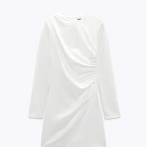 Superfin vit klänning från zara som passar perfekt till studenten!! Helt ny och aldrig använd, slutsåld på hemsidan, storlek s men passar även xs. Säljer för 320 kr, nypris 399 💓💓