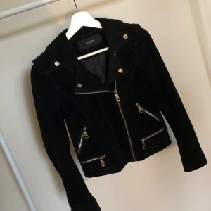 Vero Moda storlek s  - Jackan är köpt för några år sedan.  Elegant och kvinnlig passform. Den är i bra skick, kan ha någon små fläck på armen men det är inget man märker av. Jackan är inte alls mycket använd! Original pris 999kr , frakten ingår redan i priset! 