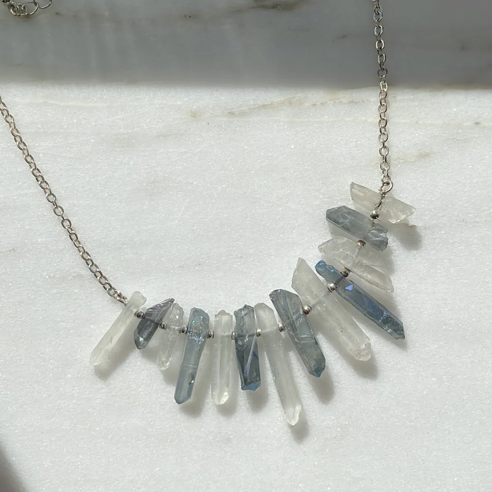 Halsband med blå och vita stenar/kristaller köpt på Glitter för några år sen! Justerbar längd med ca 5 cm. Säljer då jag blivit en guldtjej 🫶🏻. Accessoarer.