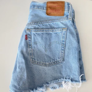 Levis shorts - Snygga Levis shorts som inte längre kommer till användning, väldigt bra skick och passar mig bra som brukar ha S i shorts🫶🏼 Kom privat för bilder med de på💞