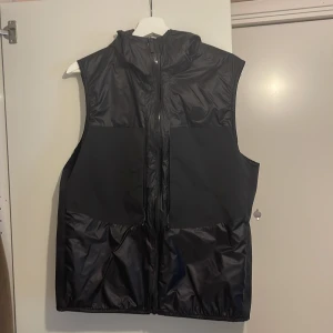 Moncler väst - Moncler väst Knappt använd Storlek 3 (passar mig som har L)