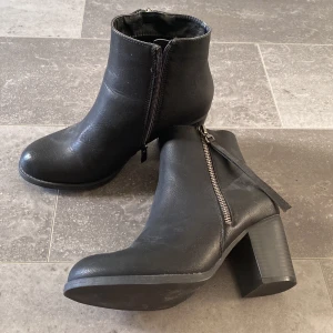 Boots med klack  - Fejk-läder boots, använda en gång bara! Väldigt fina. Kontakta gärna för övrig information!