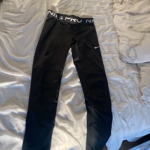 Nice gympa byxor - Märket är lite slitet och det är i storlek L i barn storlek jag e 155 och dom är lite för kosta för mig!