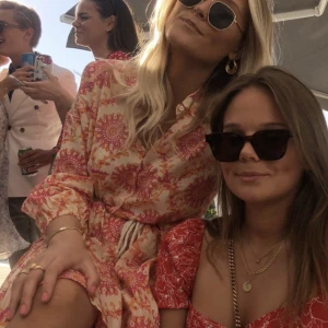 Klänning från zara  - En mönstrig klänning från zara i storlek M💕🥰