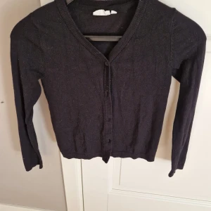Svart Kappahl kofta - Jätte fin Kappahl kofta som är lite tun så den passar på sommaren 