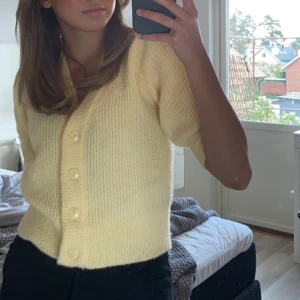 Trekvartsärmad kofta  - Jättesöt gul trekvartsärmad kofta ifrån monki!