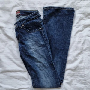 Lågmidjade jeans BS (4) - Lågmidjade jeans från Big Star. Utsvängda. Superfint skick. Strl 25/32 Midja: 33 cm Innerbenslängd: 81 cm Ytter: 99 cm