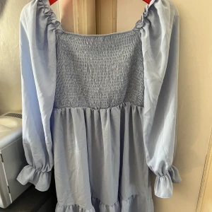 Blå fin klänning - Säljer denna st klänning med denna superfina blåafärgen😍 säljer då jag har för många klänningar och denna är lite förstor. Den är från shein och är super stretchig vid bysten och runt. Kan användas off-shoulder och uppe på axlarna.  100kr + frakt 