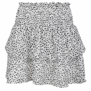 Volangkjol - Populär chelsea kjol som är ungefär 2 år gammal men inte alls mycket använd. Frakt 51kr. Priset kan diskuteras om affären går snabbt!❤️‍🔥❤️‍🔥