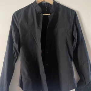 Skjorta - Skjorta, ingen aning om märke, slim fit.  2 st XS 50:-/st