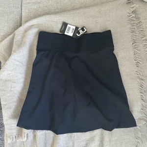 Träningskjol - Oanvänd träningskjol med inbyggda shorts från aimn🖤Finns inte att köpa från hemsidan längre. Nypris 449 kr