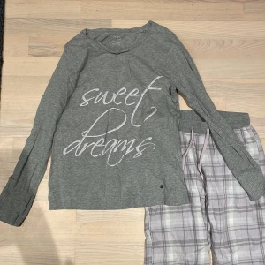 Pyjamas - Ett mjukt pyjamas sätt från esmara. Det har tunt material och man blir inte varm av den när man sover 💖