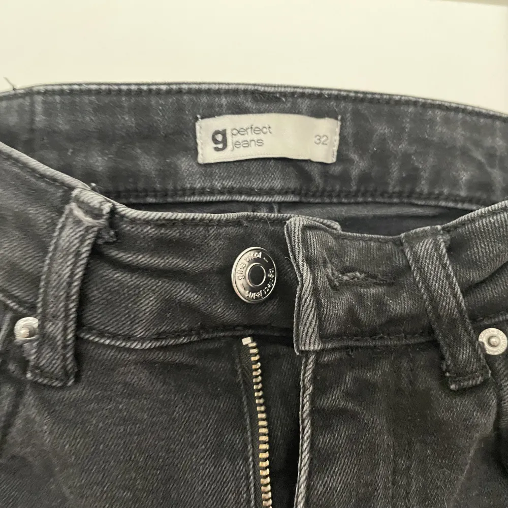 Low waist-jeans från Gina tricot storlek 32.. Jeans & Byxor.