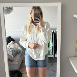 Shein - Säljer dessa short från shein. Dom är aldrig använda. Storlek L. Men skulle säga att dom är mer som M i storleken. Pris 50kr + frakt💗