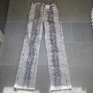Mönstrade jeans  - Ormmönstrade jeans från zara! Ny skick!! 