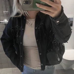 Zara jeans jacka med strass - Säljer denhär superfina jeansjackan med strass från Zara i storlek Xs. Hör av dig vid frågor💘💘