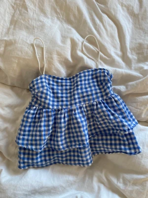 Rutig topp - Säljer en rutigts topp som är köpt från zalando i storlek S. Har använts 2-3 gånger. Köparen betalar för frakten❤️💕📦