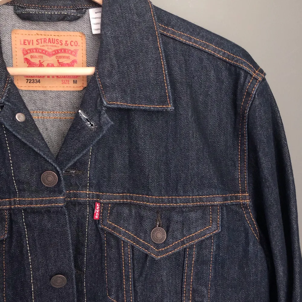 Levis jeansjacka i mörkblå tvätt. Köpt i en Levis butik och använd fåtal gånger. Alltså i väldigt bra skick 👌🏻   300kr plus frakt. Jackor.