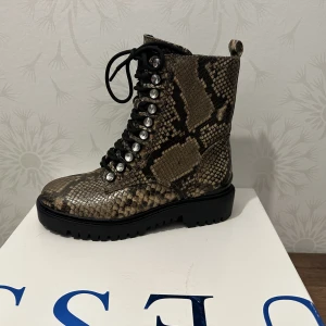 Stövletter  - Guess stövletter 36 Nya med prislappar 