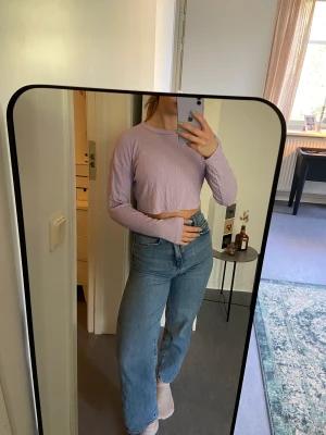 Söt ribbad top - Ljuslila topp i härligt svalt material med ribbat mönster. Nästan aldrig använt så i väldigt bra skick! 🌸  Pris kan diskuteras ☺️