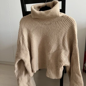 Stickad från Monki - Kort beige stickad tröja från Monki. Storlek M. Väldigt skönt material.