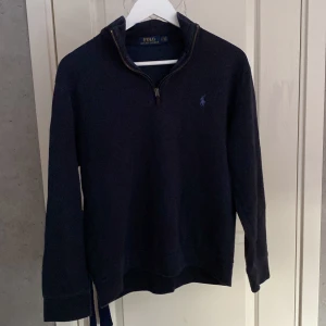 Ralph lauren halfzip tröja - Storleken är i M och är väldigt bra skick som ni ser👍🏽