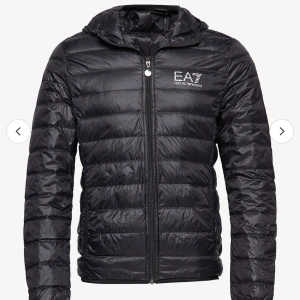 Ea7 jacka - Ea7 jacka i storlek xs. Knappt använd inga märken. Rätt tunn jacka. 